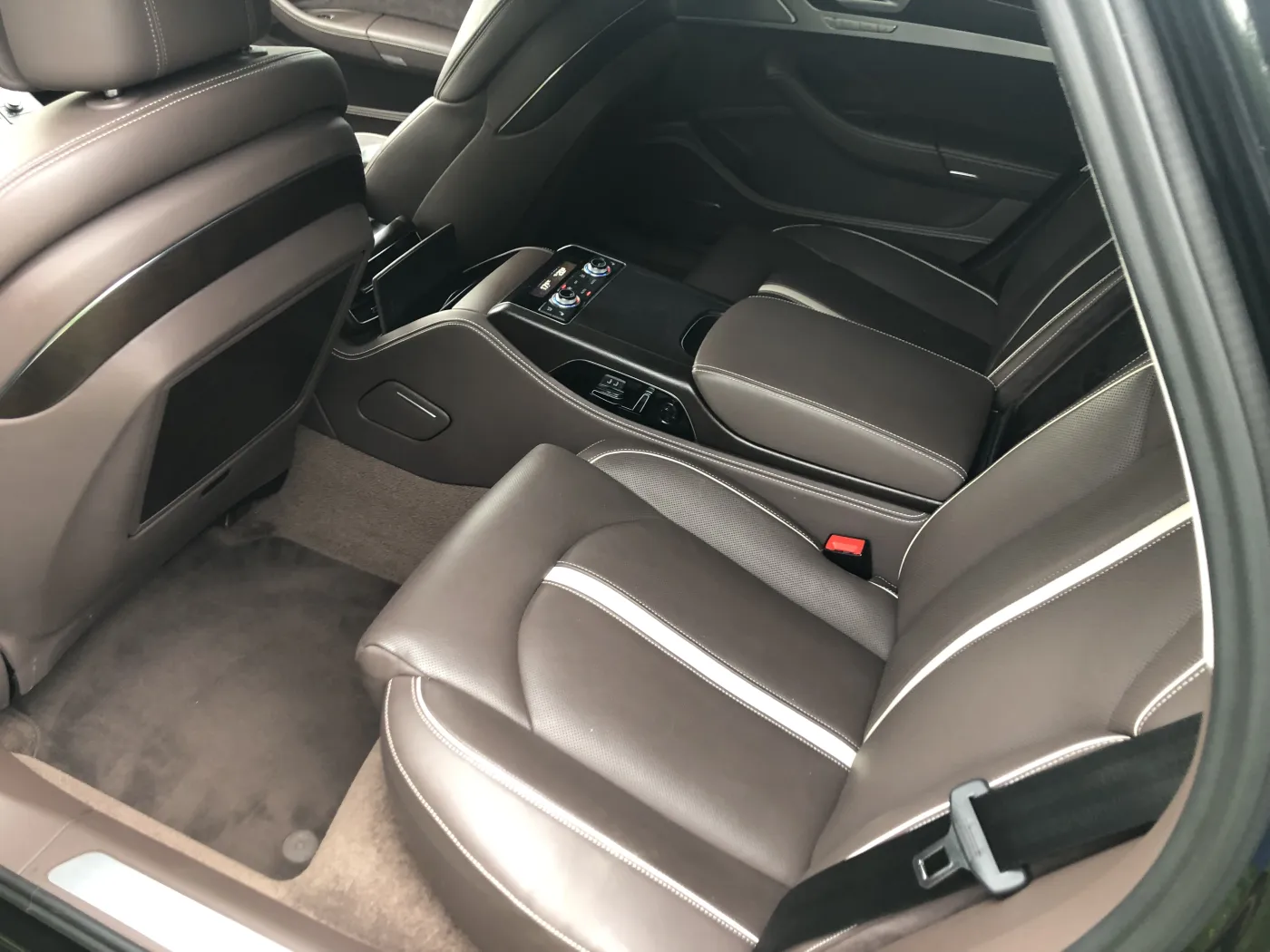 Interiér vozidla Audi A8 dovezeného z Nemecka cez MDPROFI, s. r. o.